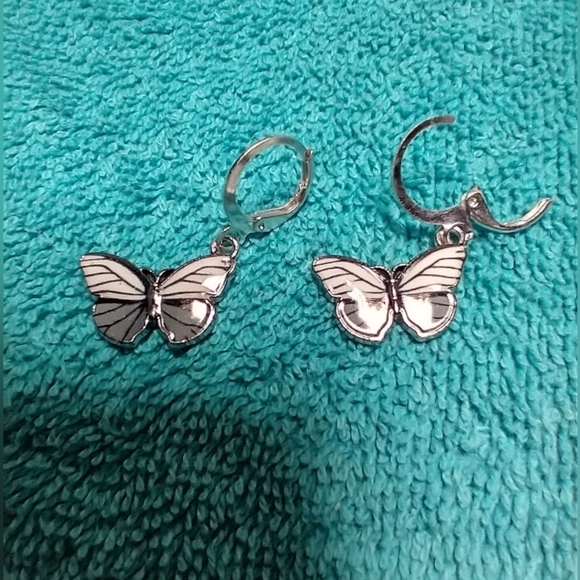 Silvertone grey white pierced wire dangle earrings - Picture 3 of 3